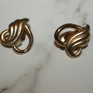 VINTAGE 1970 Clip On Earrings Gold Brass Art to Wear Retro Earrings Classic Work
